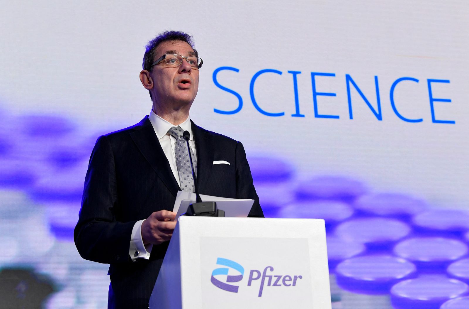 Dördüncü doz Covid-19 aşısı gerekli mi? Pfizer CEO'su Omicron'a özel aşı için tarih verdi