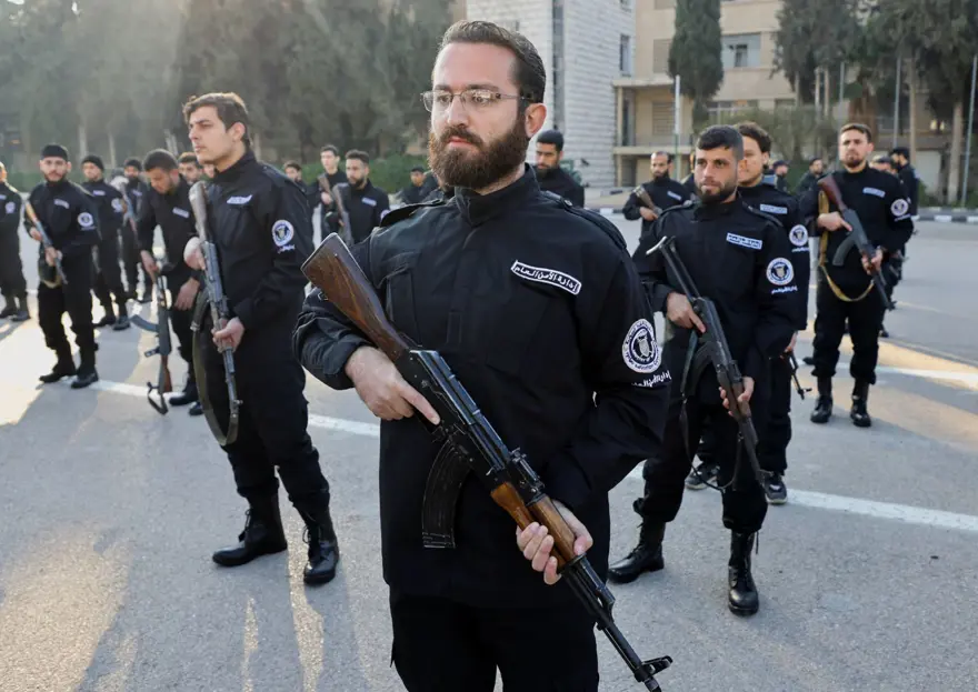 Esad destekçilerini avlıyorlar: Yeni Suriye'nin ilk polisleri göreve hazır! 6