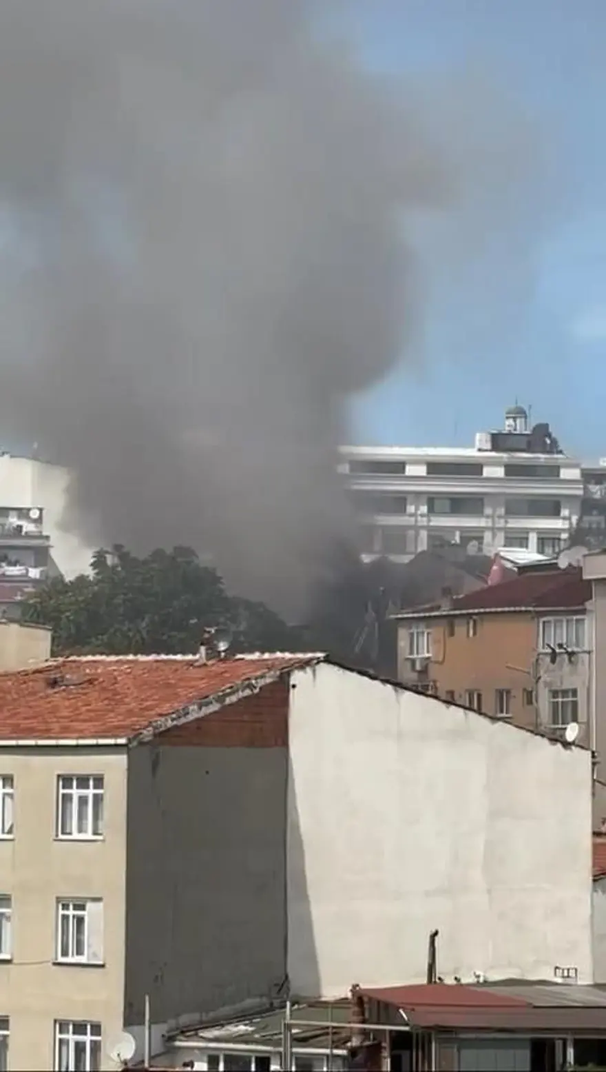 Beyoğlu’nda yangın paniği: Mahsur kalanları itfaiye kurtardı 3