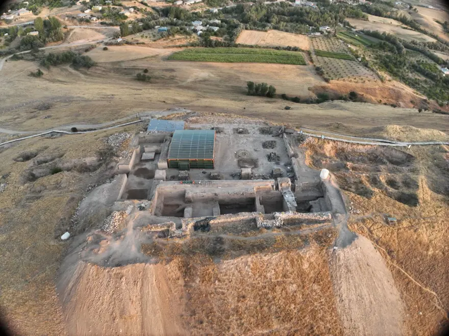 Urartu'nun DNA'sı araştırılıyor: ''Doğu Anadolu'da ilk kez böyle bir yapıya rastladık'' 2 Urartu'nun DNA'sı araştırılıyor: ''Doğu Anadolu'da ilk kez böyle bir yapıya rastladık'' 2