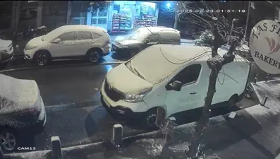 İstanbul'da 6 katlı binadan atılan çöp aracın camını kırdı