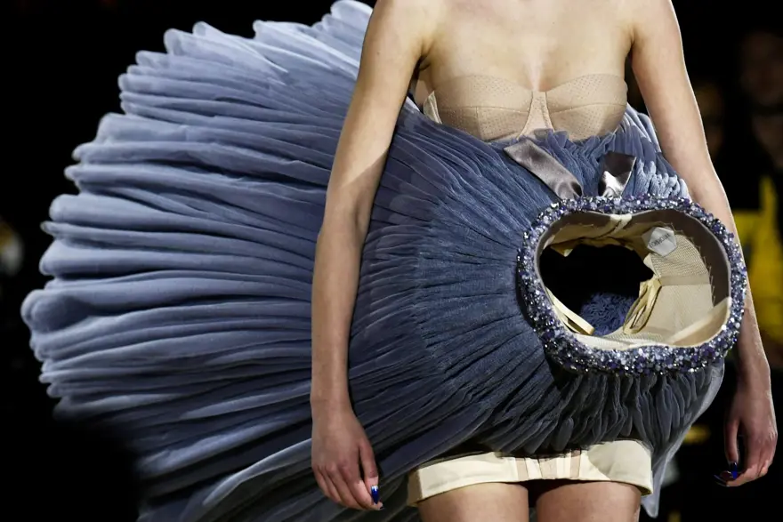 Paris Moda Haftası'nda yerçekimine karşı koyan tasarımlar gündem oldu 6