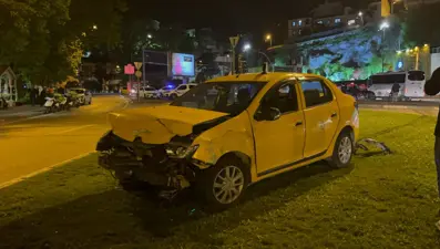 Kırmızı ışıkta geçen otomobil taksiye çarptı: 7 yaralı