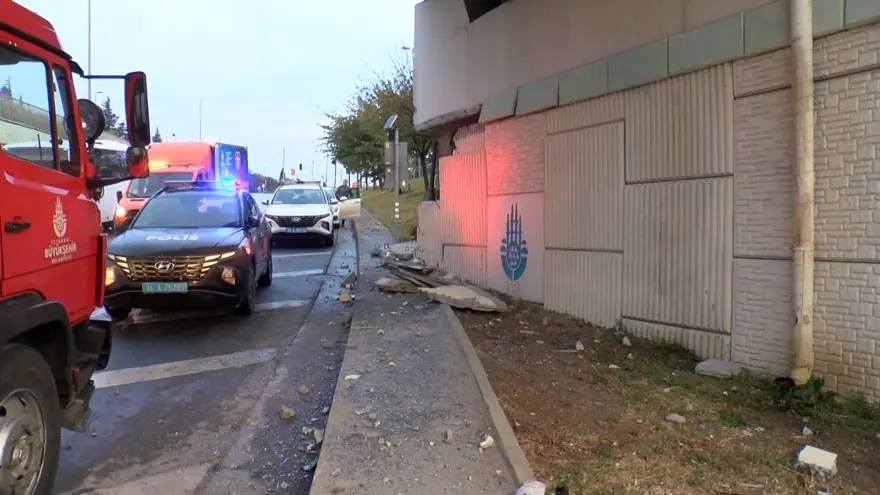 Bakırköy'de çevik kuvvet otobüsü üst geçide çarptı 7