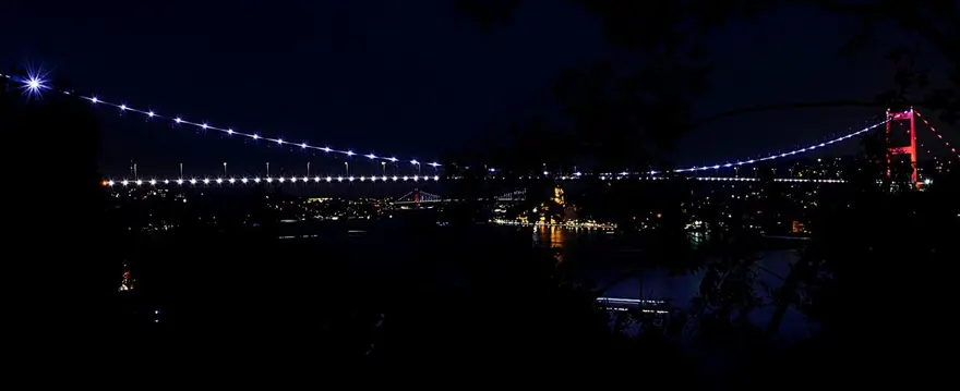 İstanbul'un tarihi simgeleri Milli Takım'a destek için Kırmızı-Beyaza büründü 17