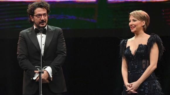 Tolga Karaçelik, yılın yönetmeni ödülünü Gülse Birsel’den aldı