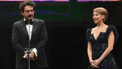 Tolga Karaçelik, yılın yönetmeni ödülünü Gülse Birsel’den aldı