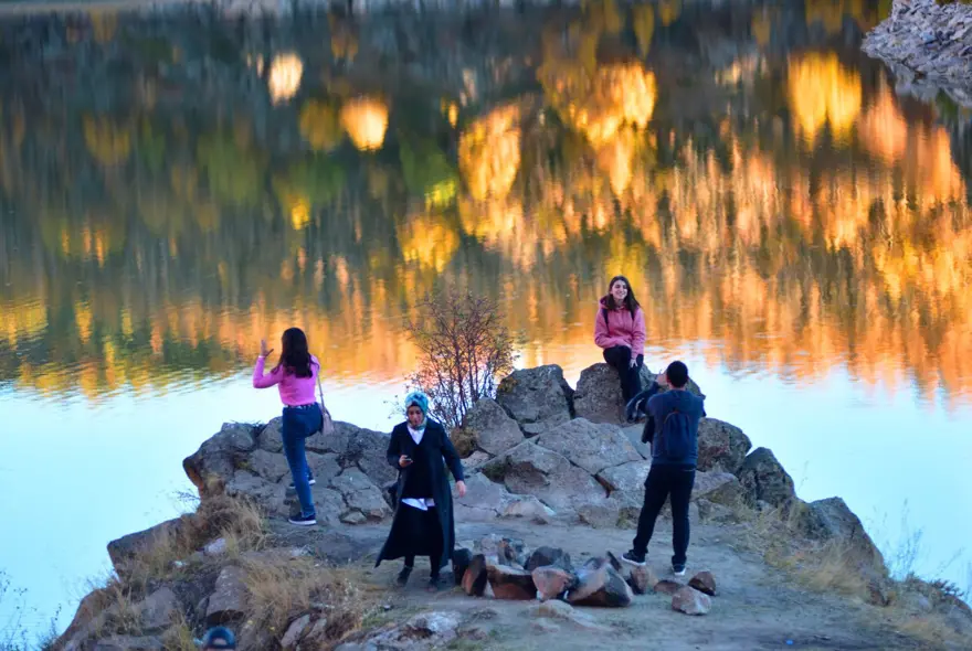 Nemrut Krater Gölü’nde sonbahar güzelliği eşliğinde çevre temizliği 2