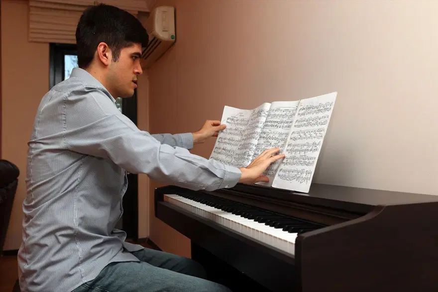 Türkiye'nin ilk otizmli doktora öğrencisi, müzik dehası Buğra oldu 1 Türkiye'nin ilk otizmli doktora öğrencisi, müzik dehası Buğra oldu 1