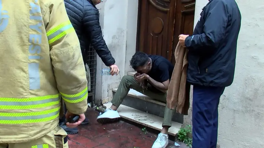 Beyoğlu’nda otelde yangın paniği: Mum alevi yatağıtutuşturdu 3