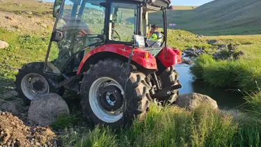 Arpaçay'da traktör şarampole devrildi: 2 yaralı