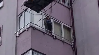 4’üncü katın camında tehlikeli oyun: Küçük çocuğu itfaiye kurtardı