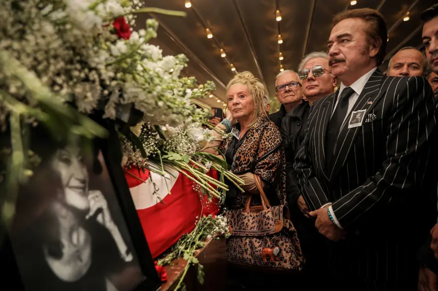 Usta sanatçı Yıldız Kenter son yolculuğuna uğurlandı 10