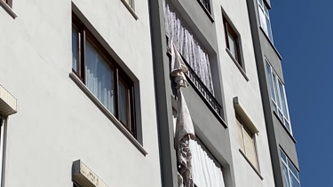 Çarşafları birbirine bağlayarak alt kata inmek istedi 4. kattan düştü