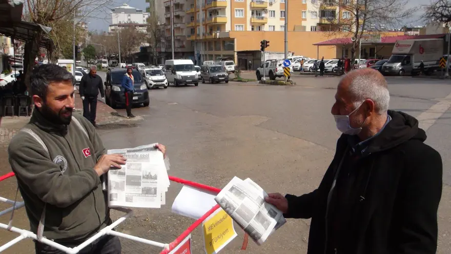 Hem kendini hem vatandaşı virüsten korumak için su borusu ile dolaşıyor 4