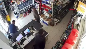 Antalya açıklarında 4.7 büyüklüğünde deprem; Demre'deki sarsıntı anı kamerada