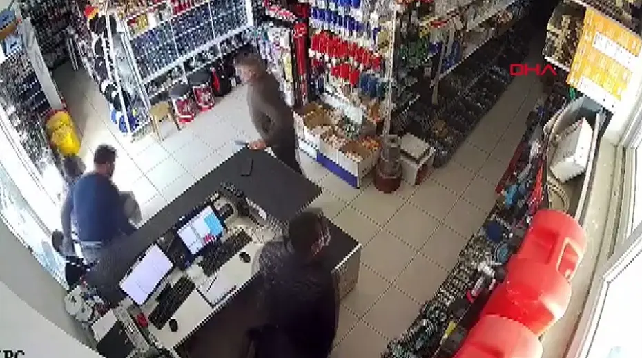 Antalya açıklarında 4.7 büyüklüğünde deprem; Demre'deki sarsıntı anı kamerada