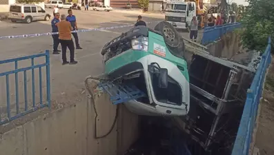 Çöp kamyonu kanala devrildi: 3 işçi yaralı