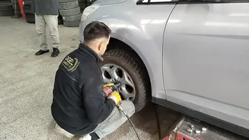 Kars'ta zorunlu kış lastiği uygulaması: Lastikçilerde yoğunluk yaşanıyor