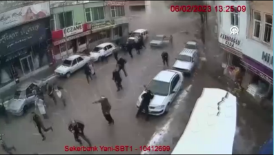 Deprem felaketinden yeni görüntü. Binaların peş peşe yıkılması kamerada