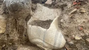 Aydın'daki ilk yerleşim yerlerinden biri. Denizin altından hala tarihi kalıntılar çıkıyor