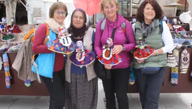 42 yıl önce anneannesinin yanında öğrendi: Sattığı bez bebekler için 5 dil öğrendi