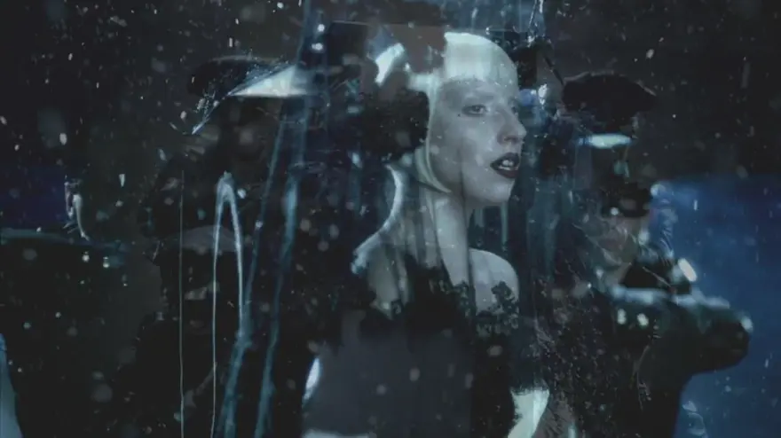 Gaga'dan homoerotik bir askeri fantezi 18