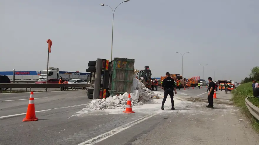 TEM'de zincirleme kaza: İstanbul yönü trafiğe kapandı 6 TEM'de zincirleme kaza: İstanbul yönü trafiğe kapandı 6