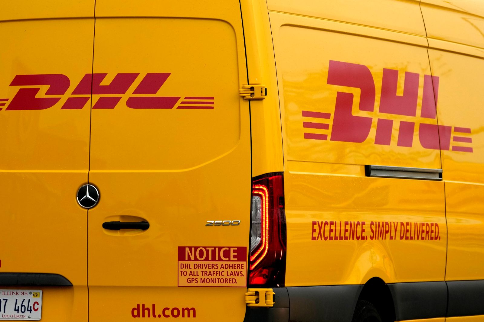 Ekonomide Trump etkisi: DHL, ABD’ye yüksek ücretli teslimatları askıya aldı