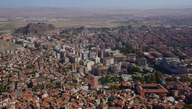 Afyonkarahisar'da tabela ile toteme çarpan kamyonetteki kişi öldü, sürücü yaralandı