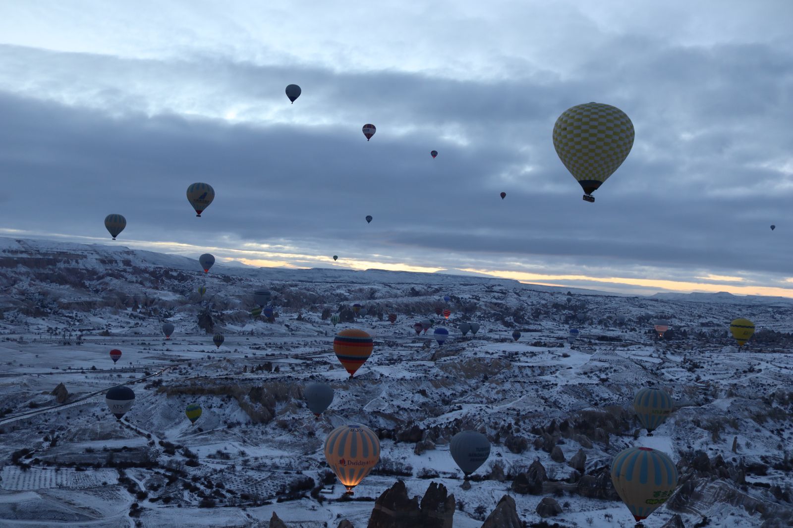 Kapadokya'da balon turlarına kar engeli