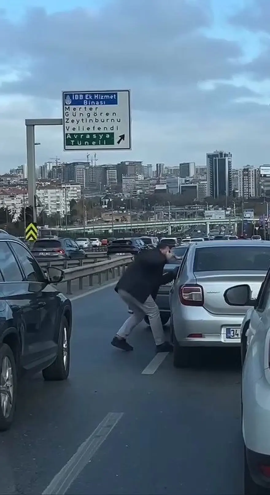 İstanbul’da trafiği durdurankavga: Tekme tokat birbirlerine girdiler 1