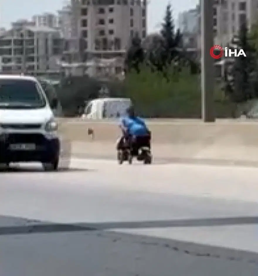 Otoyolda ilginç anlar:Tekerlekli sandalyesiyle sol şeritte ilerledi 3