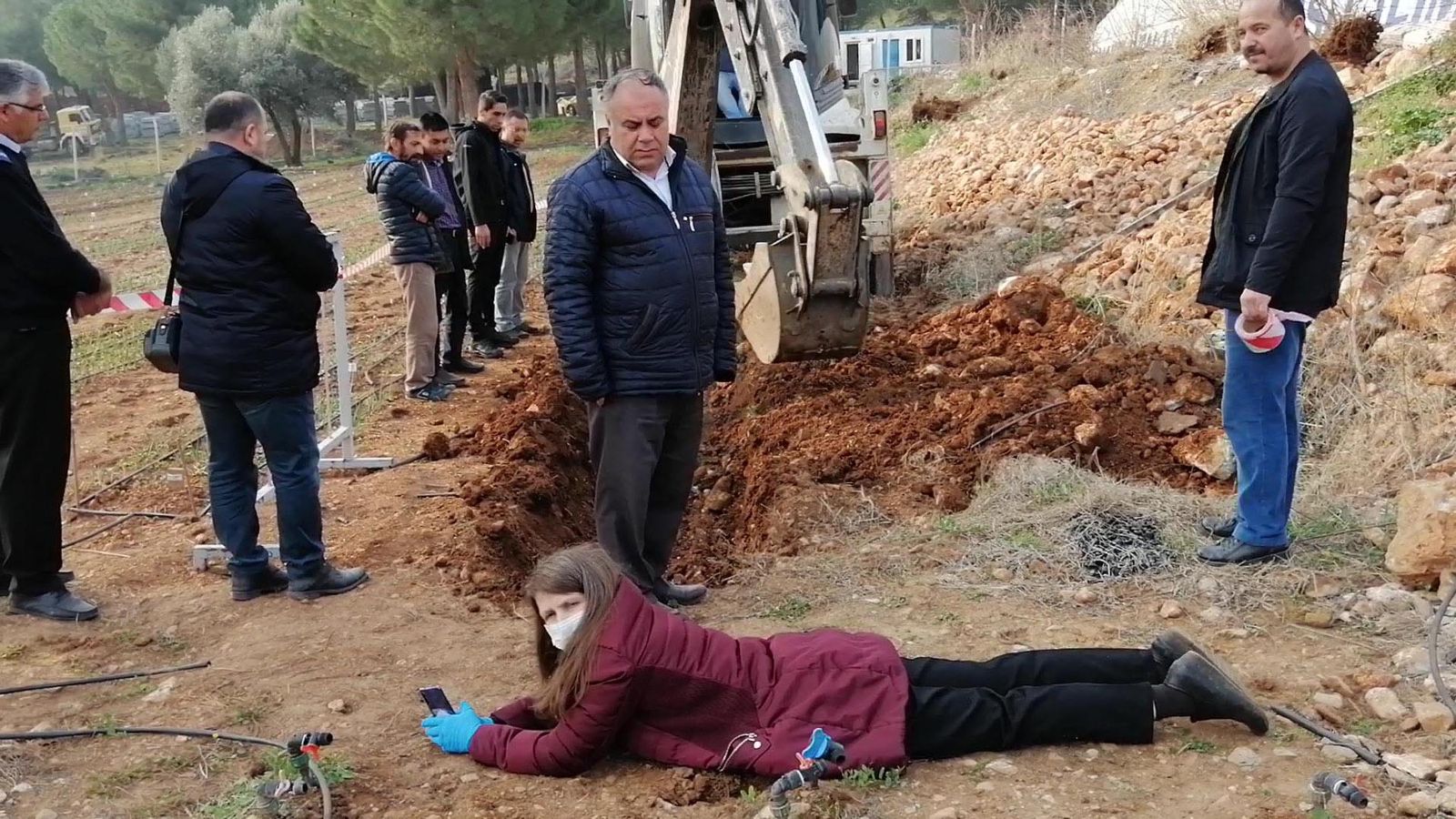 Kadın profesör, BİYOM Merkezi arazisindeki çalışmayı durdurmak için kepçenin önüne yattı