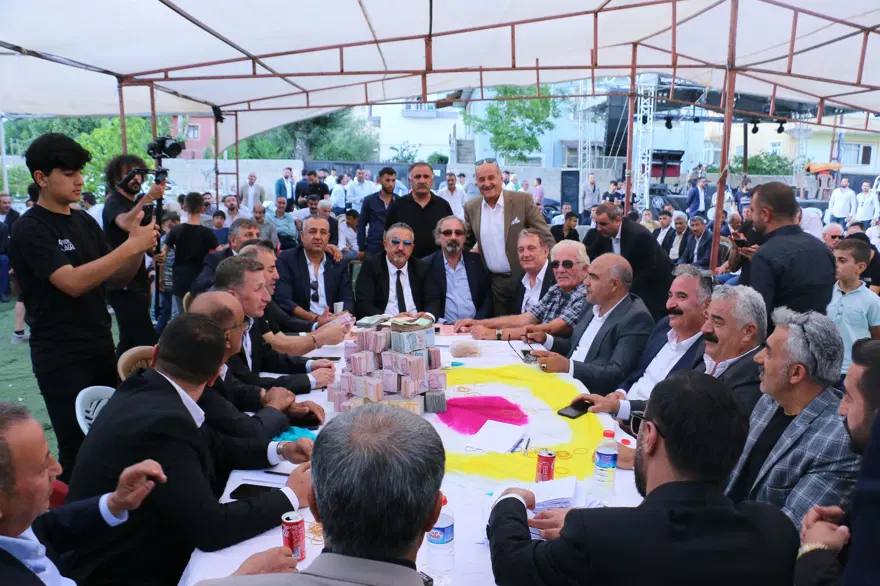 Aşiret düğününe 5 bin kişi katıldı, takı töreni4 saat sürdü (Para ve altınları 15 kişi saydı) 5