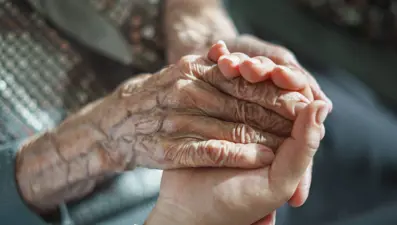 Bilim insanları anahtar geni buldu: Yaşlanmayı tersine çevirecek