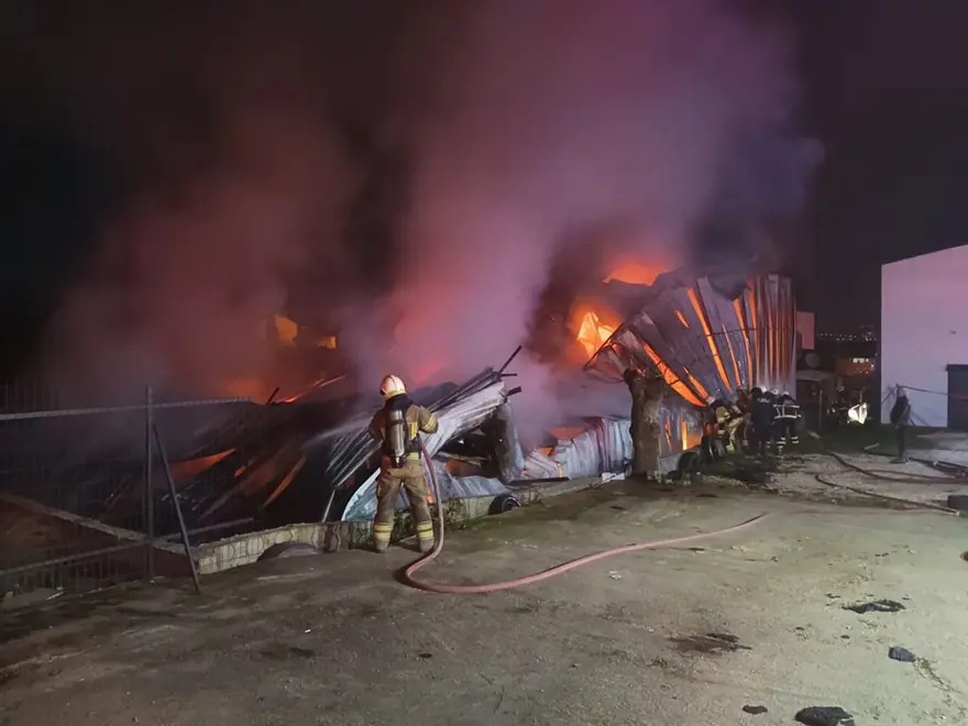 Bursa'da yanan fabrikan hurda yığınına döndü 1