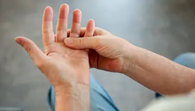 Parmak eklemlerindeki bu belirtiye dikkat: Yüksek kolesterolün işareti olabilir