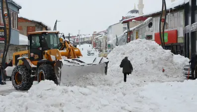 Karlıova ilçesinden günde 60 kamyon kar taşınıyor