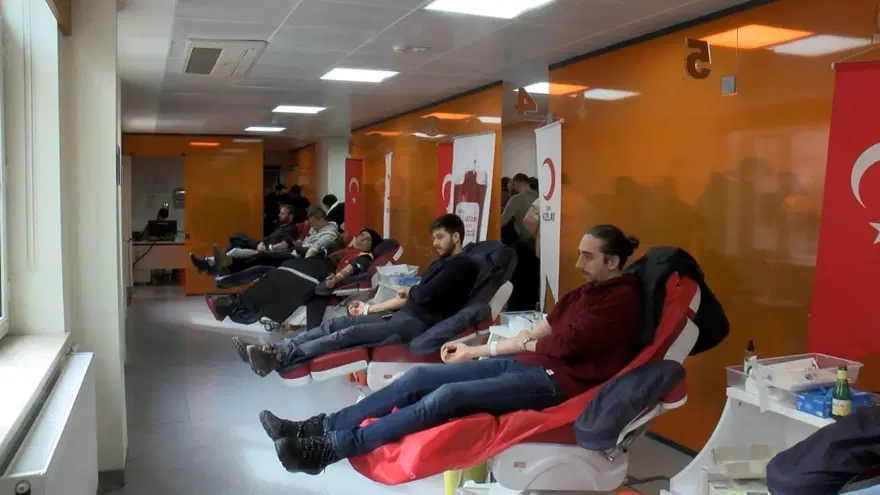 AVM'LERDE KAN BAĞIŞI KUYRUĞU 1