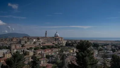 46 nüfuslu İtalyan köyünde 30 seçim adayı var