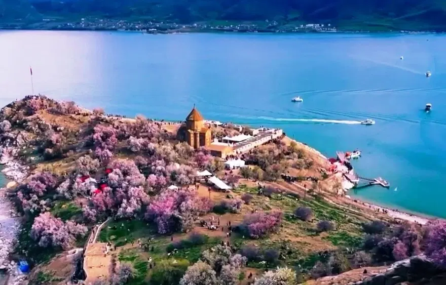 Van'ın Akdamar Adası’na ziyaretçi yağdı 