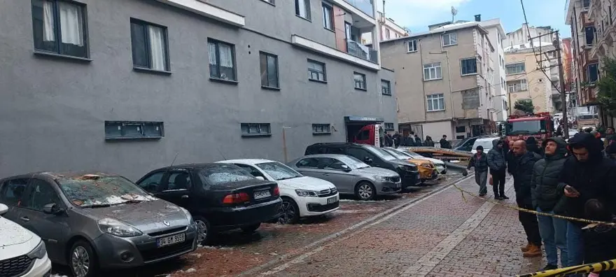 İstanbul'da 13 katlı binanın çatısına yıldırım düştü 