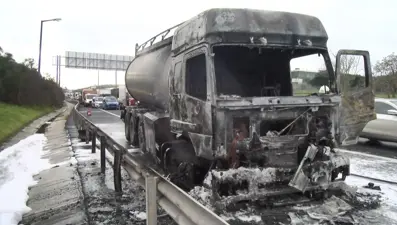 TEM’de lastiği patlayan tanker alev alev yandı