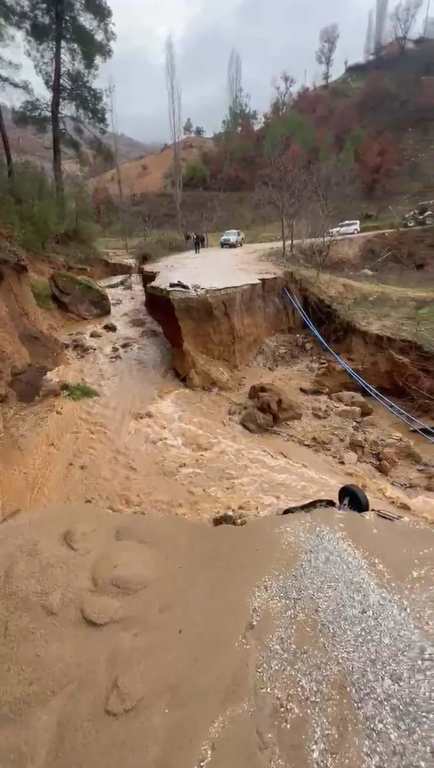 İzmir'de toprak kayması: Yol çöktü, otomobil çukura düştü 3