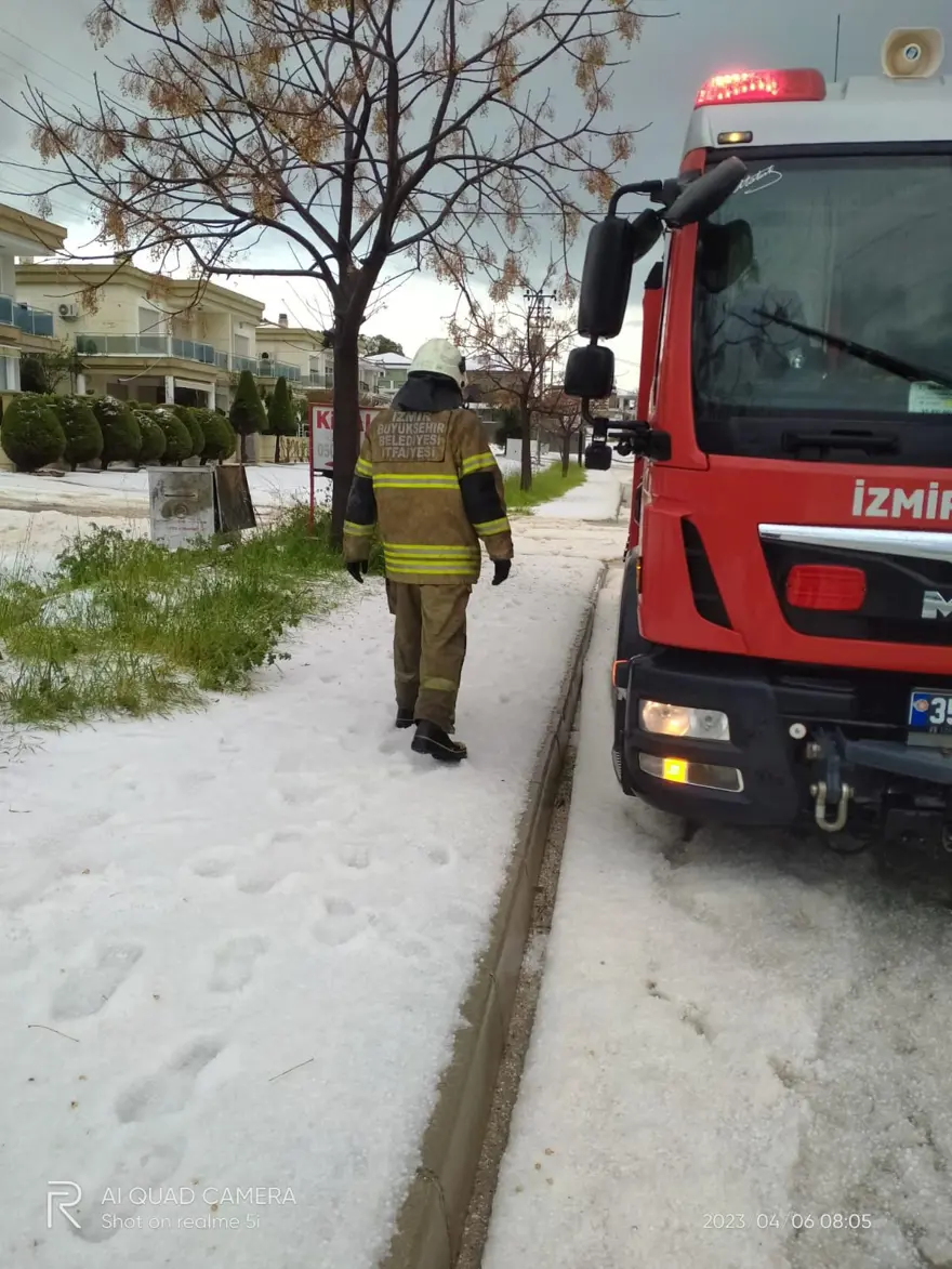 Dolunun etkili olduğu Çeşme'de plajlar beyaza büründü 12