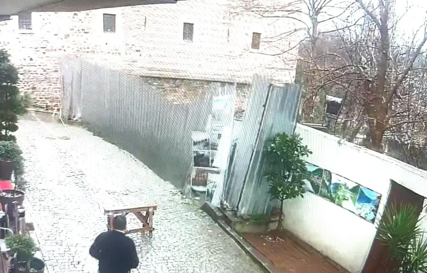 Fatih'te yol çöktü 1
