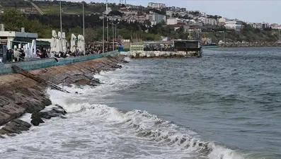 Kuvvetli poyraz etkili oluyor: 3 ilçede denize girmek yasaklandı