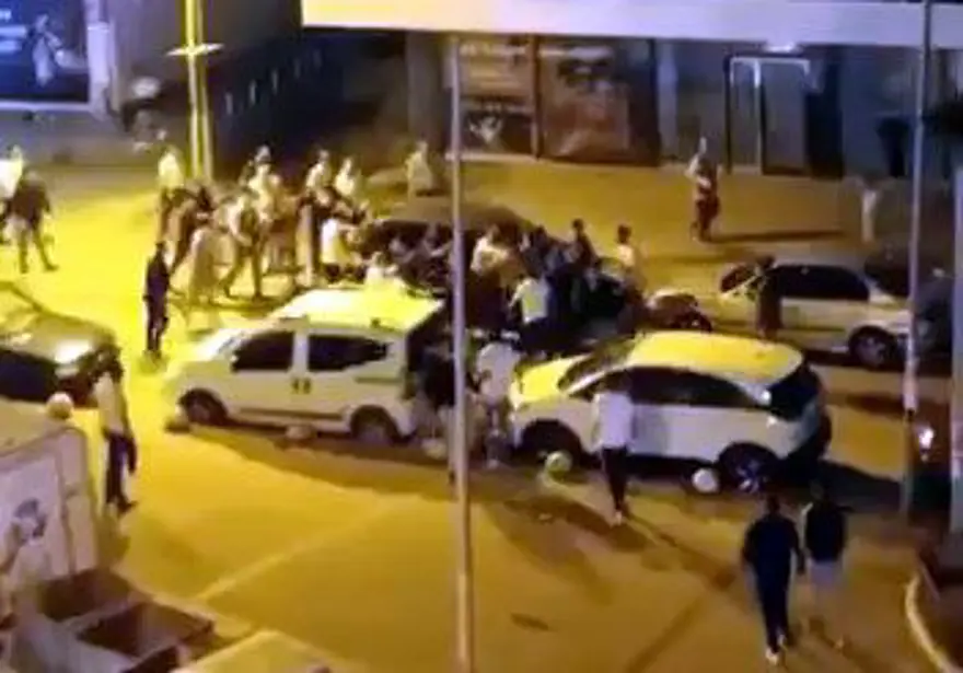 Düğünsalonundaki kavga sokağa taştı: Polis kalabalığı havaya ateş açarak dağıtabildi 