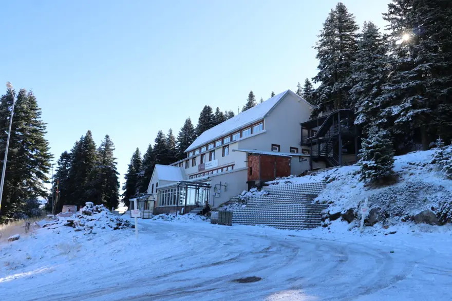 ULUDAĞ'DA GECE BAŞLAYAN KAR PİSTLERİ BEYAZA BÜRÜDÜ 2 ULUDAĞ'DA GECE BAŞLAYAN KAR PİSTLERİ BEYAZA BÜRÜDÜ 2